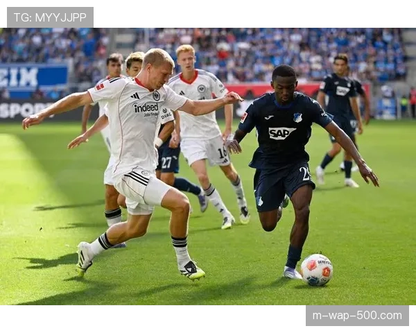 法兰克福中场拦截能力不足 导致防线频繁暴露在对手反击之下